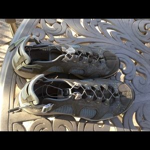 Solomon vented gray green slip on sz 10 sandals